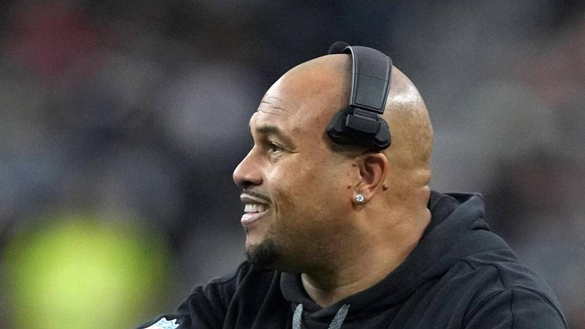  Jan 5, 2025; Paradise, Nevada, USA; Las Vegas Raiders coach Antonio Pierce watches from the sidelines against the Los Angeles Chargers in the first half at Allegiant Stadium. Mandatory Credit: Kirby Lee-Imagn Images | Kirby Lee-Imagn Images 