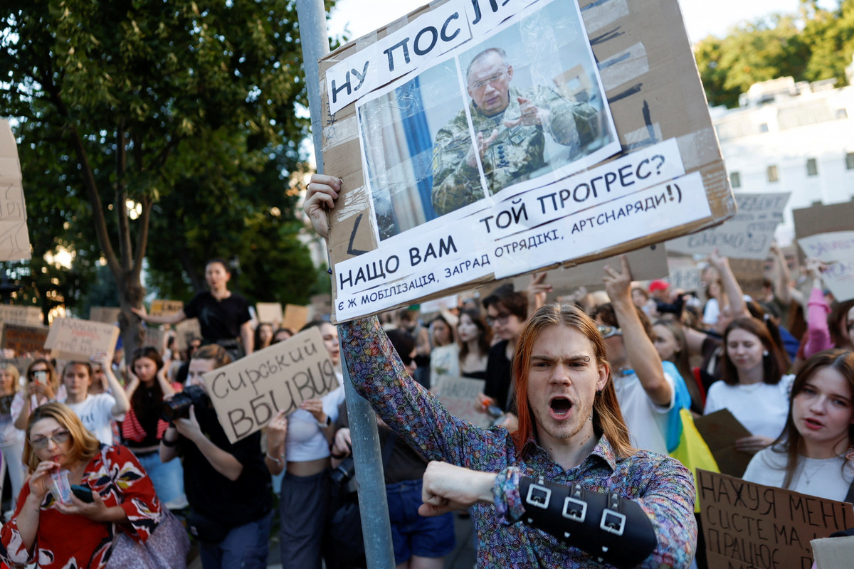People protest against Ukrainian President Volodymyr Zelenskiy's decision to replace Mykhailo Fedorov as defence minister, amid Russia’s attack on Ukraine, in Kyiv, Ukraine, July 17, 2026. REUTERS/Thomas Peter