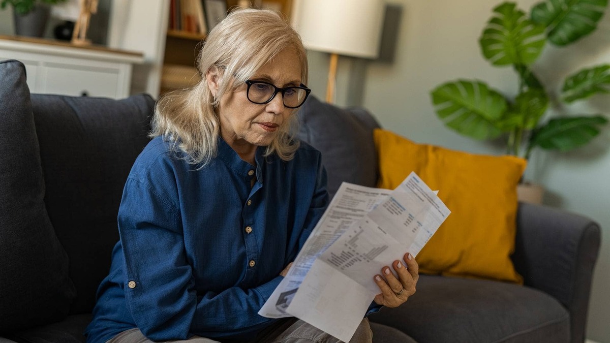  Sen. Elizabeth Warren warns that conflicting statements from White House officials are fueling uncertainty over possible changes to Social Security retirement age and benefit policy. 