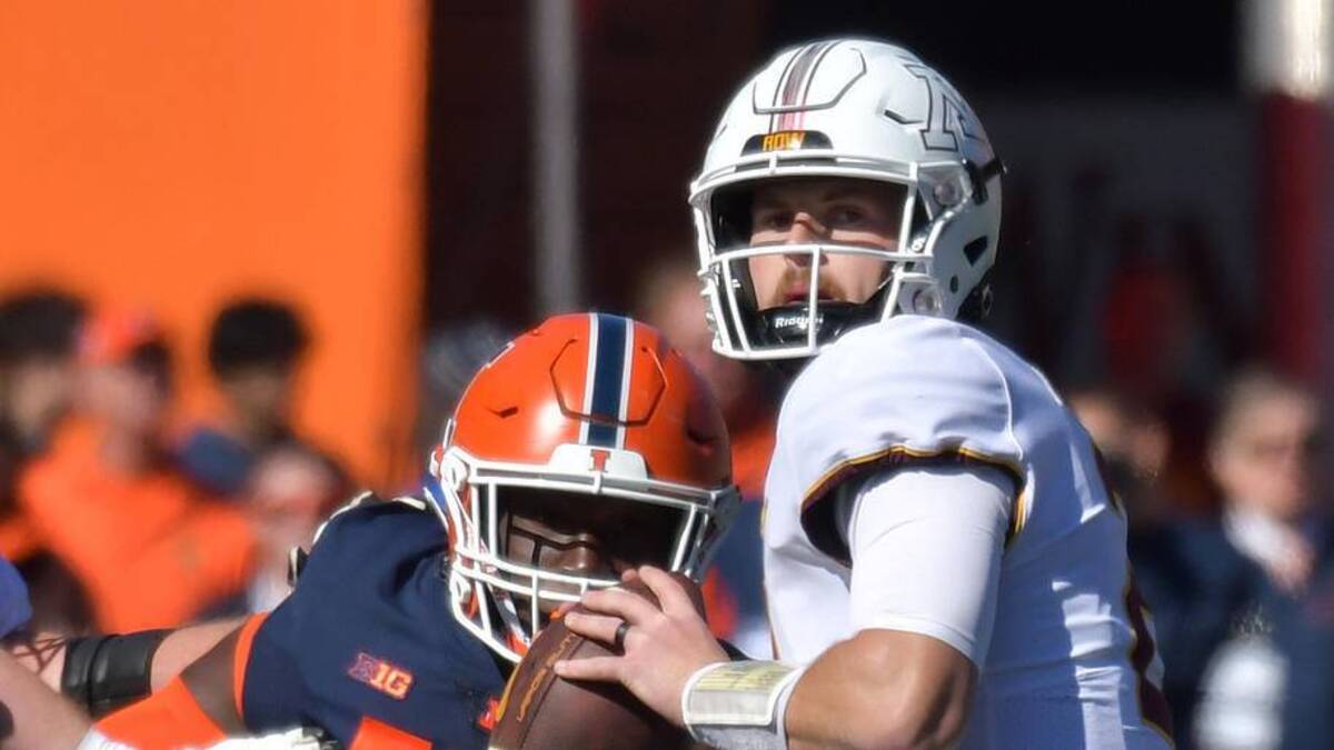  Oct 15, 2022; Champaign, Illinois, USA; Illinois Fighting Illini linebacker Gabe Jacas (17) closes in on Minnesota Golden Gophers quarterback Tanner Morgan (2) during the second half at Memorial Stadium. Mandatory Credit: Ron Johnson-Imagn Images | Ron Johnson-Imagn Images 