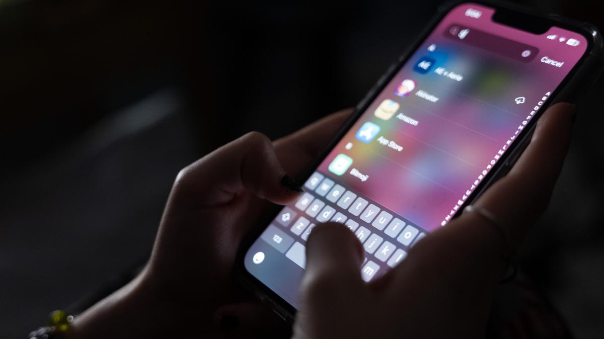 En esta foto-ilustración, una adolescente usa su teléfono móvil para acceder a las redes sociales el 31 de enero de 2024 en la ciudad de Nueva York.
