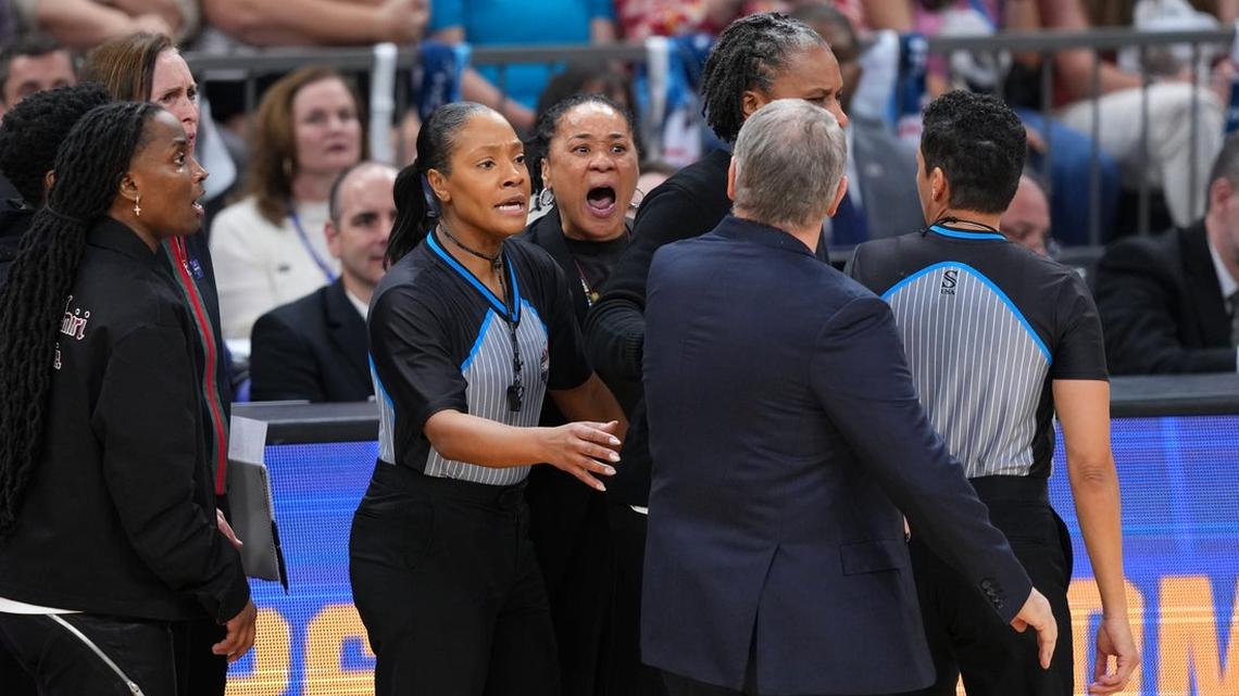 Geno Auriemma, Dawn Staley engage in game-ending argument 