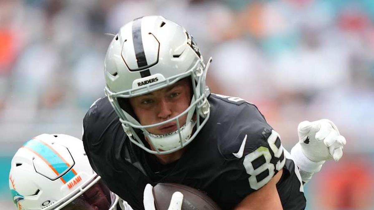  Nov 17, 2024; Miami Gardens, Florida, USA; Las Vegas Raiders tight end Brock Bowers (89) gains a few yards as Miami Dolphins safety Jevon Holland (8) closes in for the tackle in the second quarter at Hard Rock Stadium. Mandatory Credit: Jim Rassol-Imagn Images | Jim Rassol-Imagn Images 
