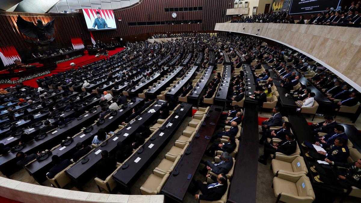 FILE PHOTO: A large screen displays Indonesian President Prabowo Subianto as he delivers his speech on economic policies and the 2027 fiscal plan to parliament members at the parliament building in Jakarta, Indonesia, May 20, 2026. REUTERS/Willy Kurniawan/File Photo