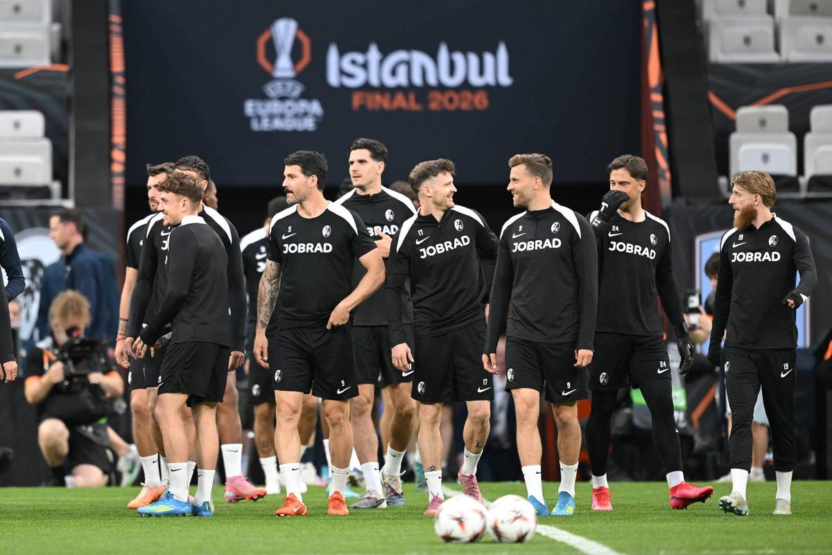  Europa League, before the final SC Freiburg - Aston Villa, Besiktas Park, Training SC Freiburg, The Freiburg players run across the pitch. Photo: Robert Michael/dpa (Photo by Robert Michael/picture alliance via Getty Images) Photo by Robert Michael/picture alliance via Getty Images
