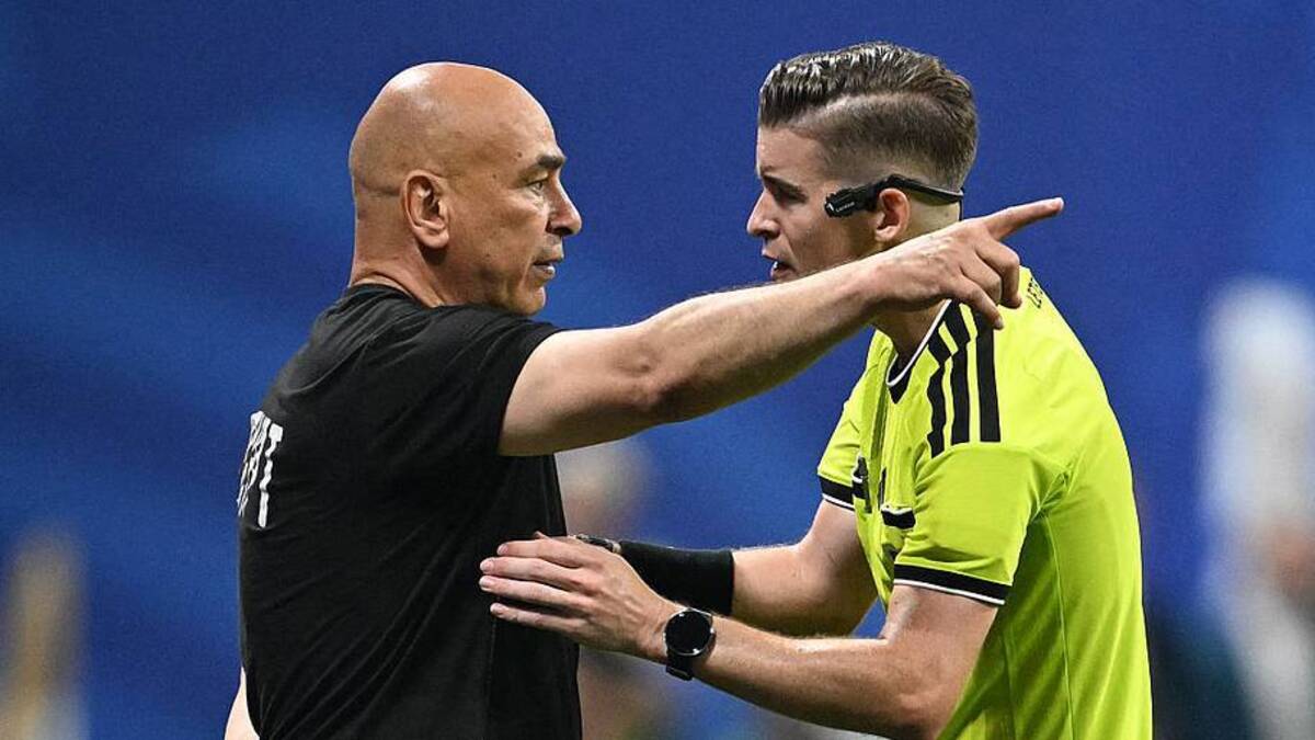  Hossam Hassan (left) couldn't believe the decisions of match referee François Letexier. | Roberto Schmidt/AFP/Getty Images 