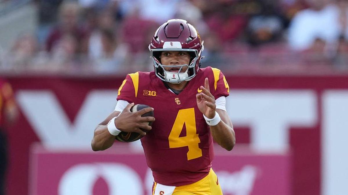  Aug 30, 2025; Los Angeles, California, USA; Southern California Trojans quarterback Husan Longstreet (4) carries the ball against the Missouri State Bears in the second half at United Airlines Field at Los Angeles Memorial Coliseum. Mandatory Credit: Kirby Lee-Imagn Images | Kirby Lee-Imagn Images 