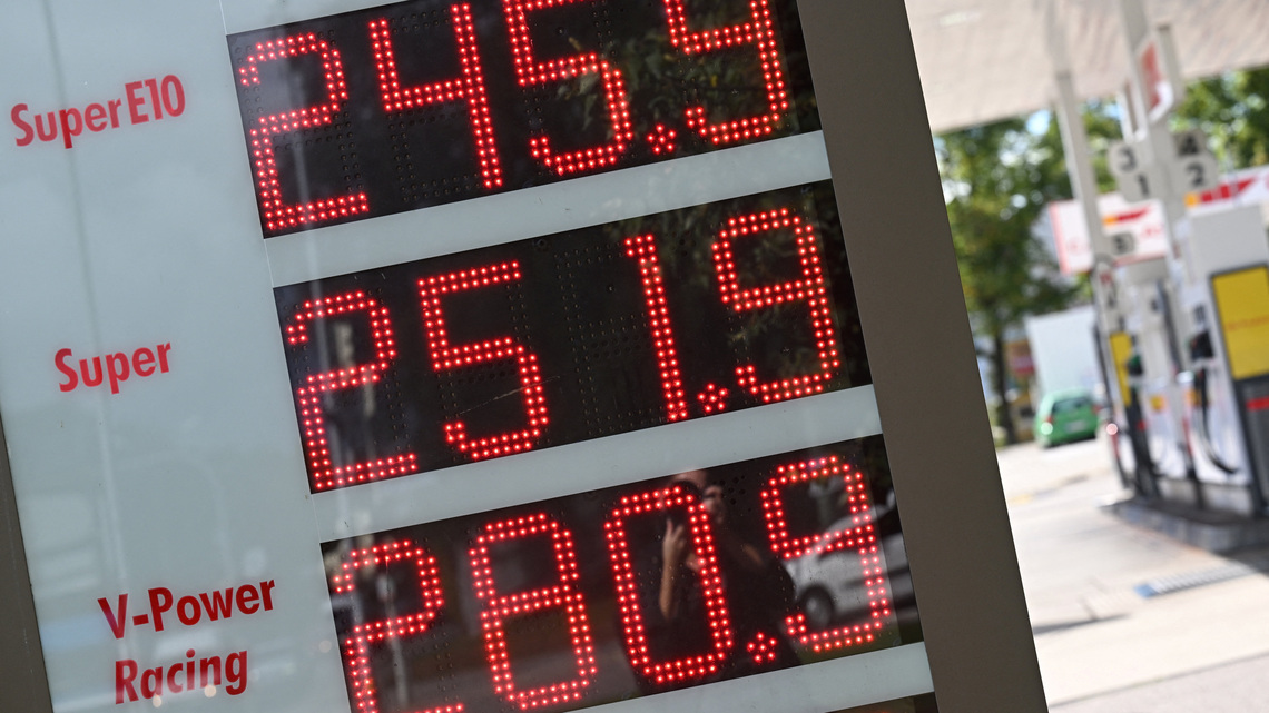 German inflation to stay high, growth has slowed, Bundesbank says 