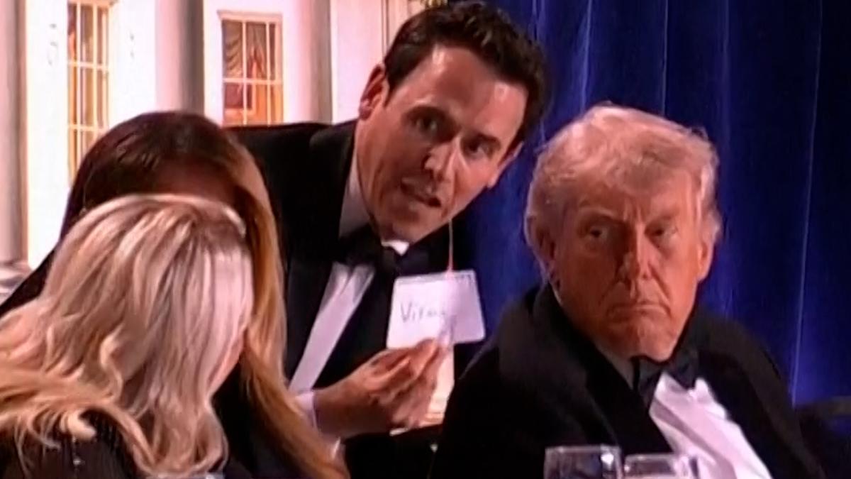  Oz Pearlman revealing what appears to be the name Viviana at the White House Correspondents’ Dinner. 