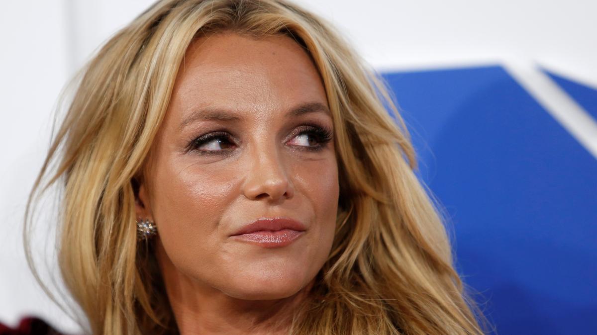 Singer Britney Spears arrives at the 2016 MTV Video Music Awards in New York, U.S., August 28, 2016.  REUTERS/Eduardo Munoz/File Photo