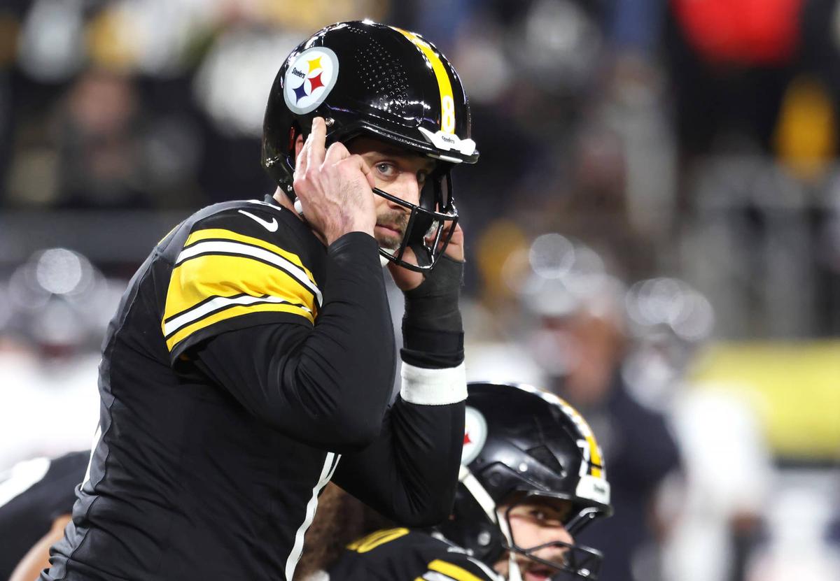  Jan 12, 2026; Pittsburgh, PA, USA; Pittsburgh Steelers quarterback Aaron Rodgers (8) audibles during the second half of an AFC Wild Card Round game against the Houston Texans at Acrisure Stadium. Mandatory Credit: Charles LeClaire-Imagn Images 