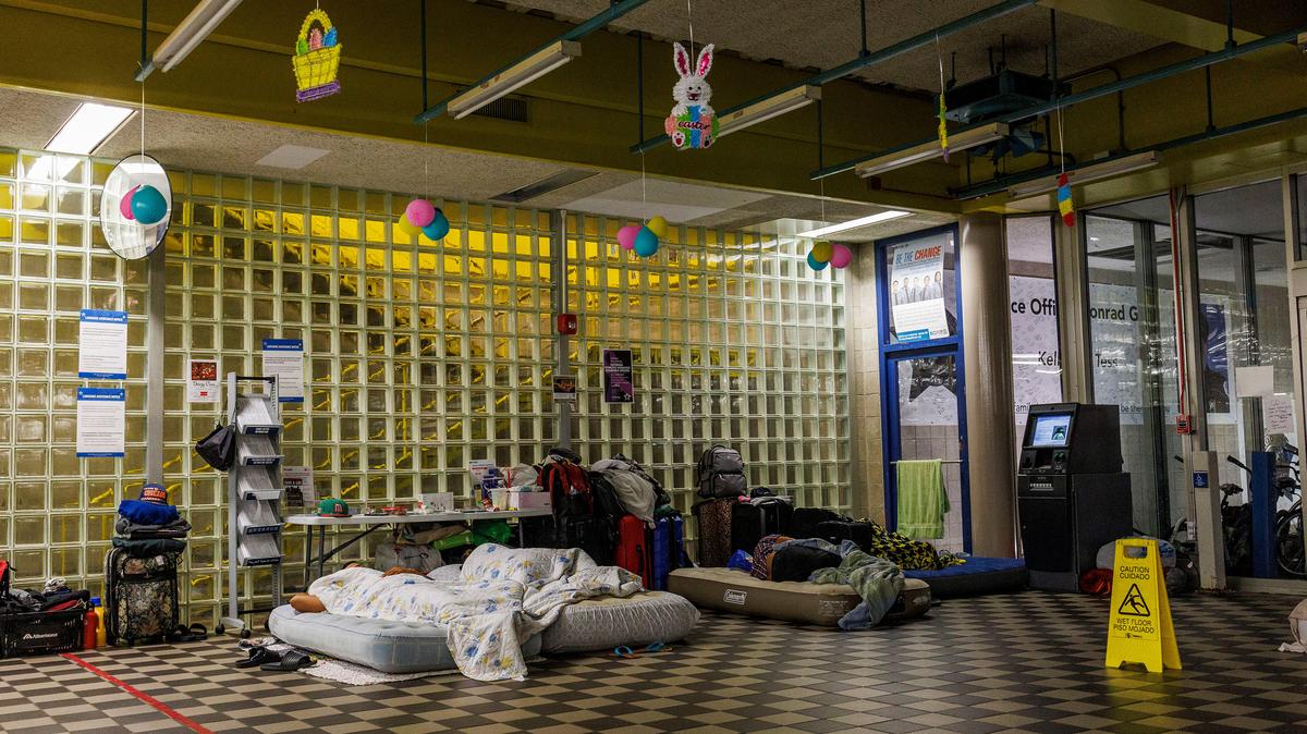 Asylum-seekers sleep in the lobby of Chicago's District 5 police station on June 22, 2023. (Armando L. Sanchez/Chicago Tribune/TNS)