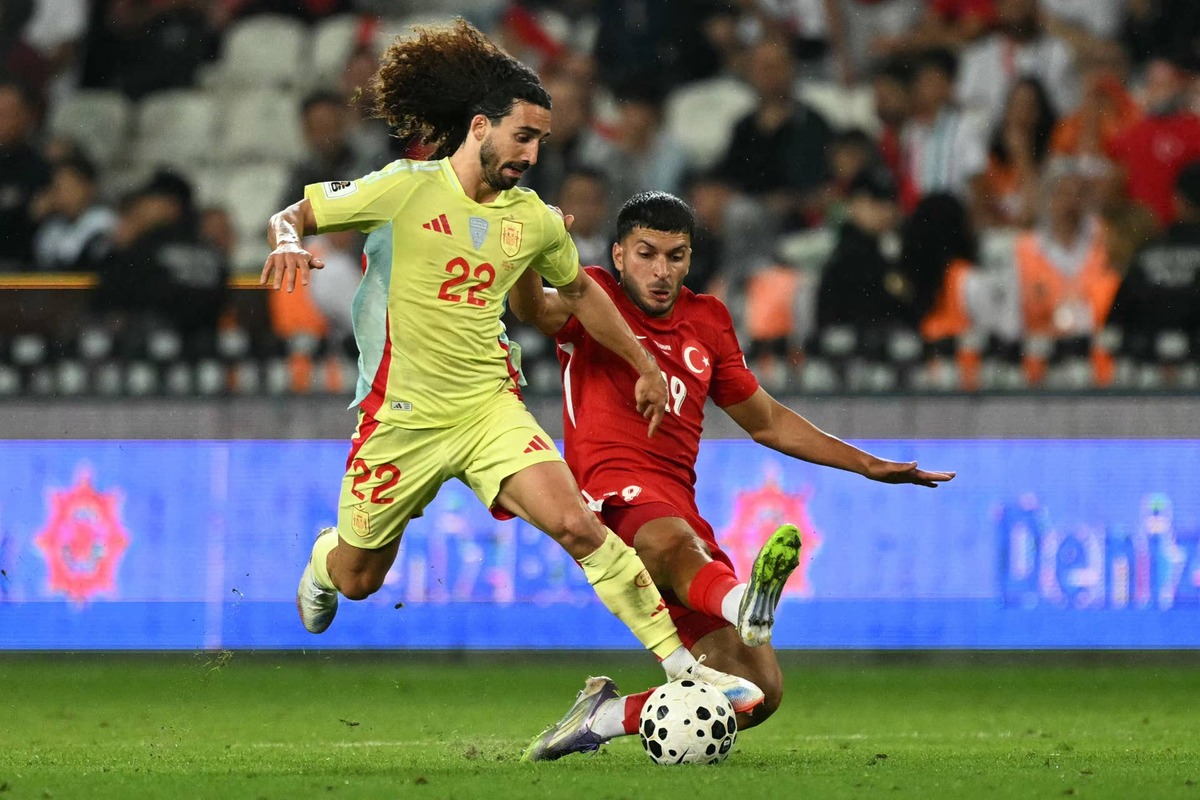  Marc Cucurella Oguz Aydin fight for the ball during the FIFA World Cup 2026 Group E qualification football match between Turkey and Spain. Photo by OZAN KOSE/AFP via Getty Images