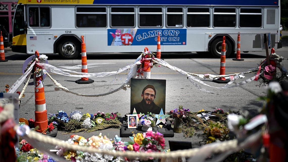 Neighborhood where Alex Pretti was killed considers permanent memorial