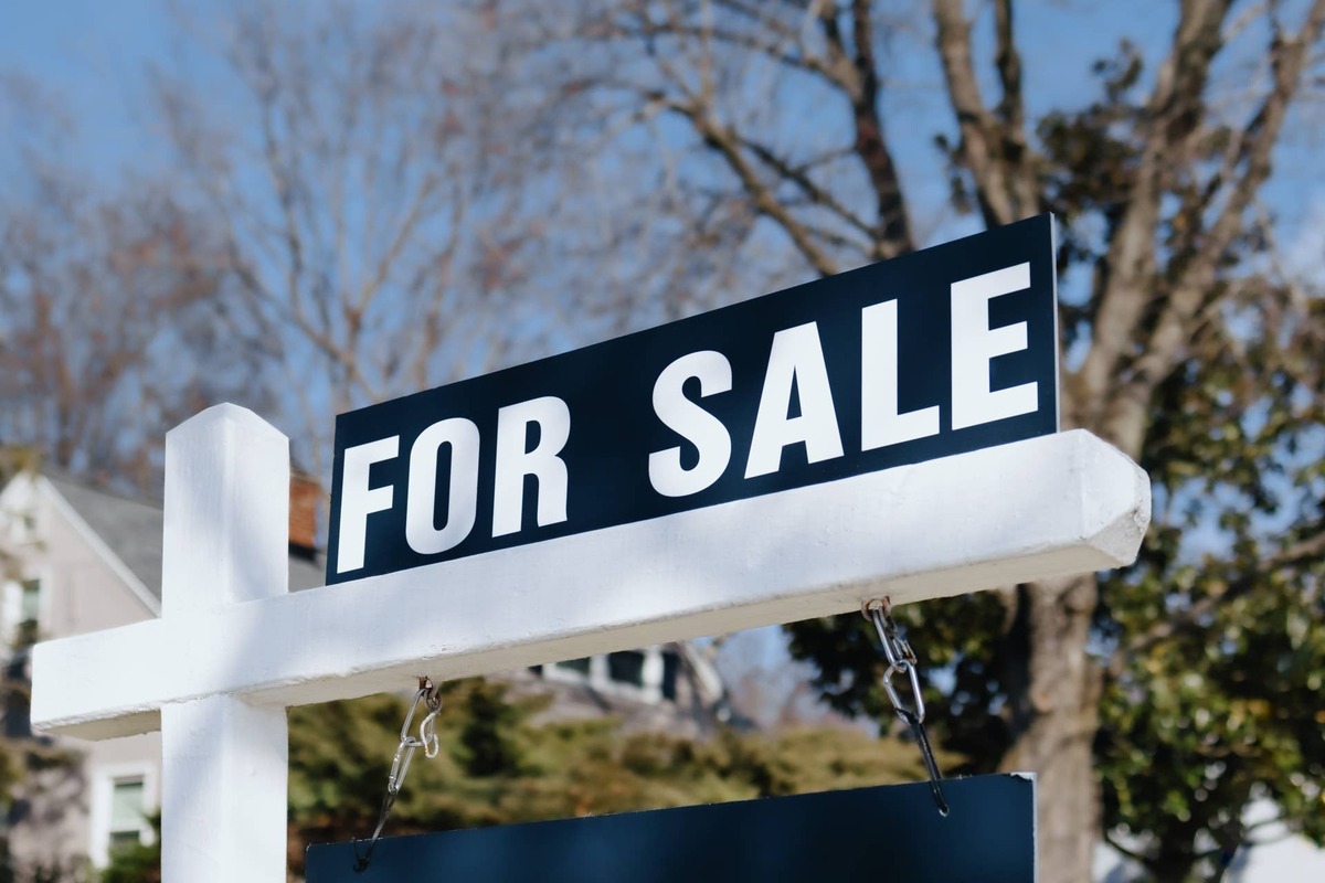  Many hopeful homebuyers want mortgage rates to drop before they purchase a house. 