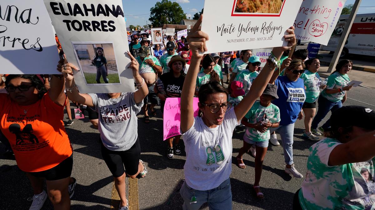 Familiares y amigos de los muertos y heridos en los tiroteos en la escuela Robb Elementary participan en una marcha y manifestación de protesta el domingo 10 de julio de 2022 en Uvalde, Texas. Las familias y los residentes buscan respuestas y cambios después de la tragedia. (Foto AP/Eric Gay)