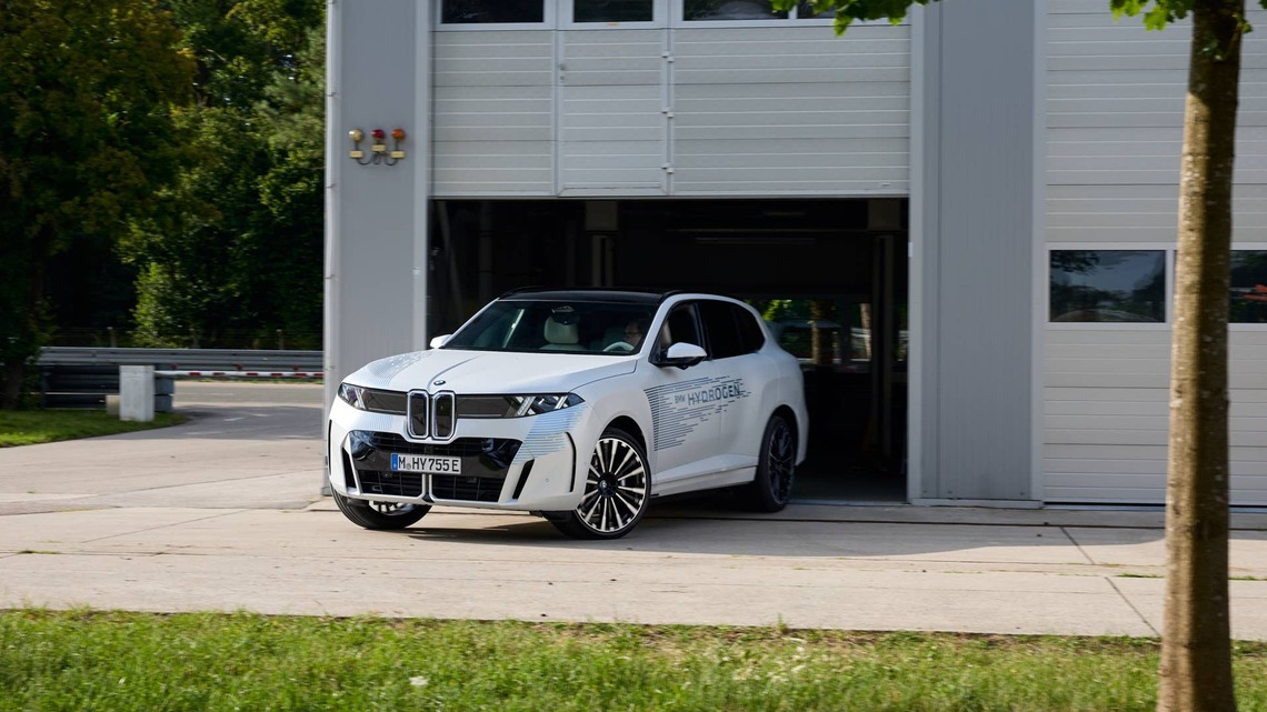 BMW's iX5 Hydrogen Targets 466 Miles and a Five-Minute Fill 