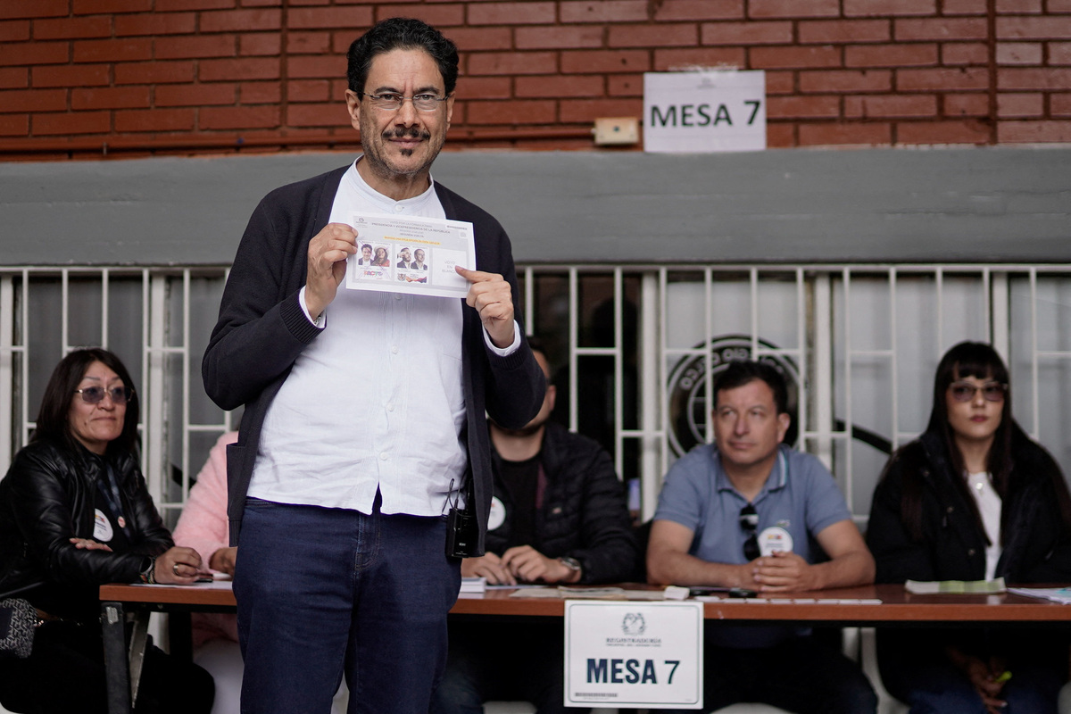 El candidato a la Presidencia de Colombia por el izquierdista Pacto Histórico, Iván Cepeda, vota en un colegio electoral durante la segunda vuelta contra el candidato de derecha Abelardo De La Espriella, en Bogotá, Colombia, 21 de junio, 2026. REUTERS/Sergio Acero