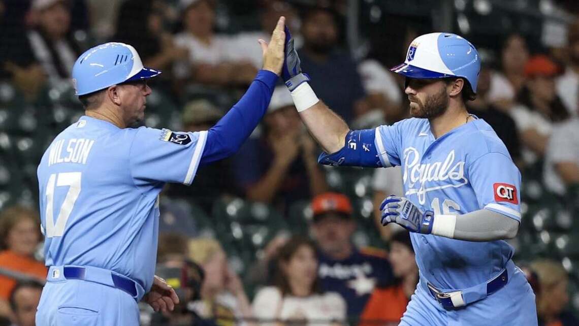 Astros stumble against Royals, fall into tie for first in AL West 