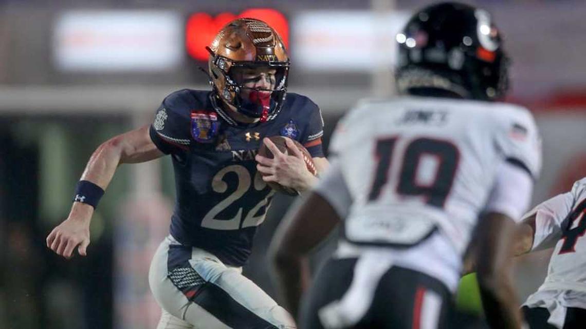  Jan 2, 2026; Memphis, TN, USA; Navy Midshipmen slotback Eli Heidenreich (22) runs the ball during the fourth quarter against the Cincinnati Bearcats at Simmons Bank Liberty Stadium. Mandatory Credit: Petre Thomas-Imagn Images | Petre Thomas-Imagn Images 