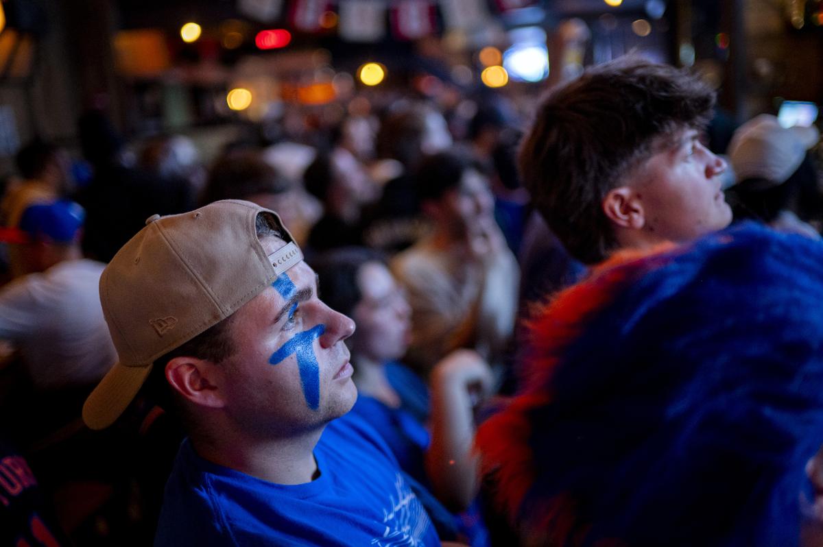 At a bar near Madison Square Garden in New York, Knicks fans watch as their team sweeps the Cleveland Cavaliers in the Eastern Conference Finals to advance to the NBA Finals for the first time since 1999 on Monday night, May 25, 2026. Thousands of fans blocked traffic outside Madison Square Garden, even though the game was in Ohio and the outdoor watch parties at the Garden had been suspended because of rowdy fans. (Vincent Alban/The New York Times)