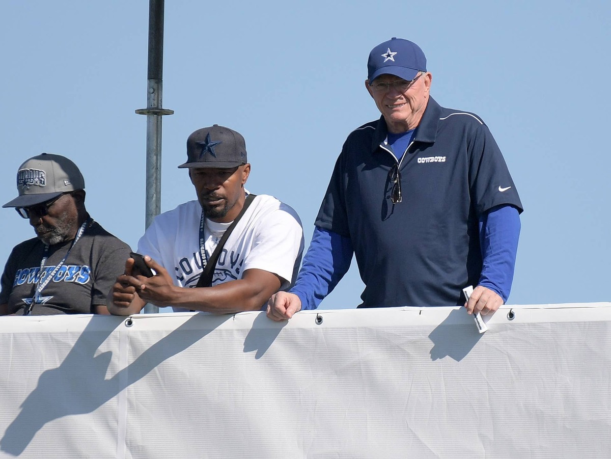  Dallas Cowboys owner Jerry Jones and Jamie Foxx watch during training camp at River Ridge Playing Field. Kirby Lee-Imagn Images