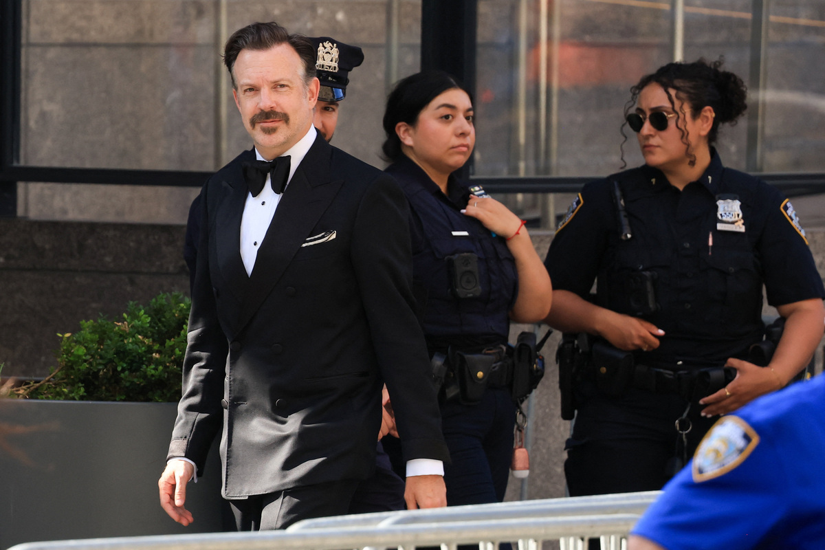 Jason Sudeikis walks past police officers as he arrives at Madison Square Garden, the venue for the reported wedding celebrations of singer Taylor Swift and National Football League (NFL) player Travis Kelce, in New York, U.S., July 3, 2026.  REUTERS/Brendan McDermid