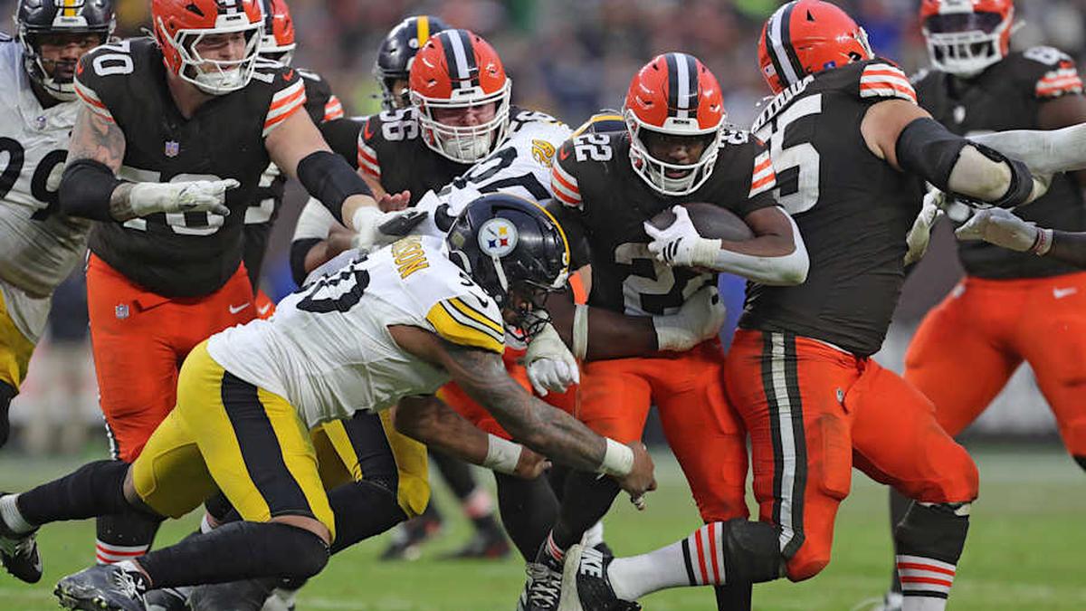  Cleveland Browns running back Dylan Sampson (22) picks up yards against Pittsburgh Steelers linebacker Malik Harrison (50) during the second half of an NFL football game at Huntington Bank Field, Dec. 28, 2025, in Cleveland, Ohio. | Jeff Lange / USA TODAY NETWORK via Imagn Images 