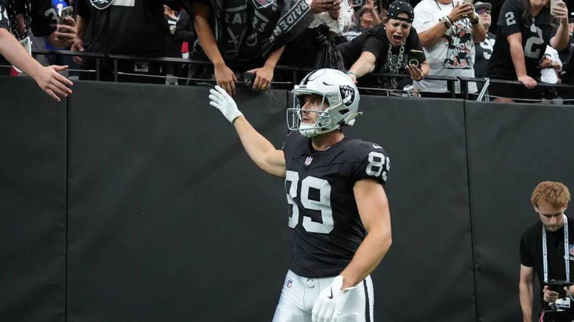 Fantasy Football Week 4 Tight Ends Projections and Rankings: Brock Bowers Resurrects, Jake Ferguson is Bland
