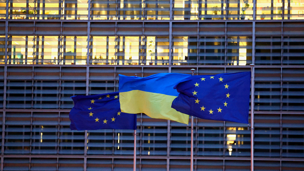 European Union flags and a Ukrainian flag flutter outside the EU Commission headquarters in Brussels, Belgium, February 24, 2025. REUTERS/Yves Herman