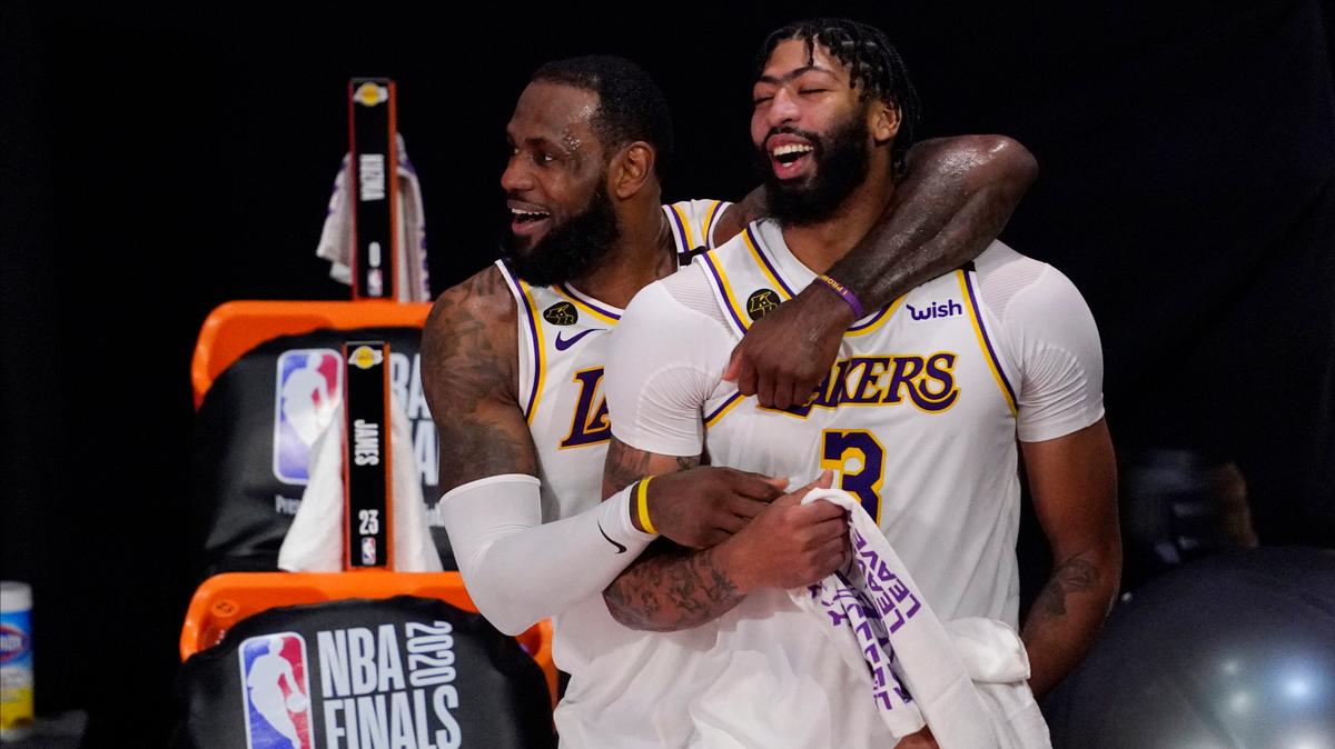 LeBron James (23) y Anthony Davis (3) celebran tras la victoria de los Lakers de Los Ángeles ante el Heat de Miami para coronarse campeones de la NBA, el domingo 11 de octubre de 2020, en Lake Buena Vista, Florida.