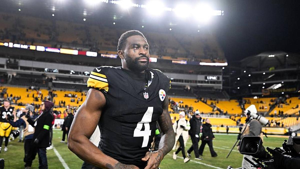  Jan 12, 2026; Pittsburgh, PA, USA; Pittsburgh Steelers wide receiver Dk Metcalf (4) leaves the field following an AFC Wild Card Round loss to the Houston Texans at Acrisure Stadium. | Barry Reeger-Imagn Images 