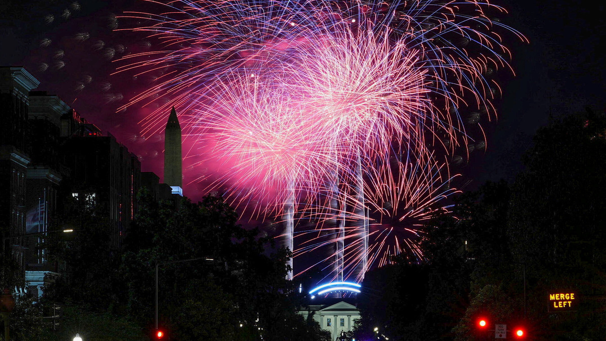 Fireworks explode above the White House at the conclusion of UFC Freedom 250, in Washington, D.C., U.S., June 15, 2026. REUTERS/Eric Lee