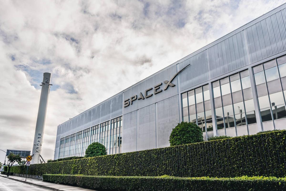  Cathie Wood unveils SpaceX's "secret weapon" ahead of its IPO. 