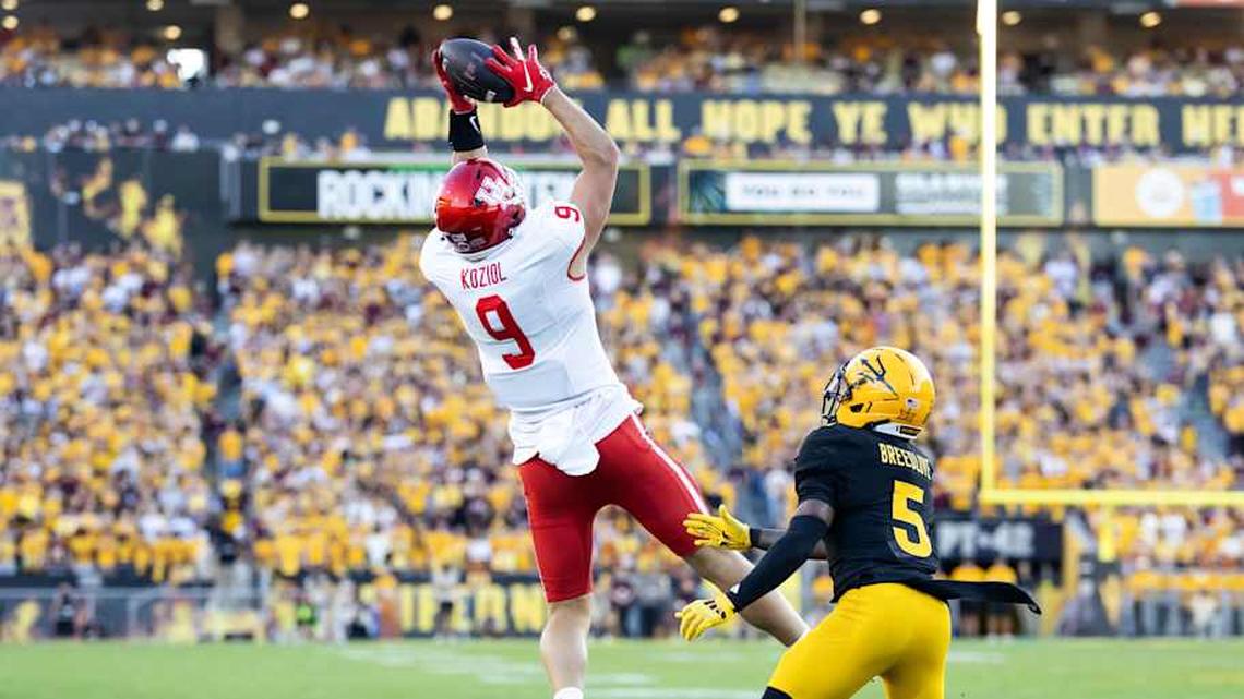  Oct 25, 2025; Tempe, Arizona, USA; Houston Cougars tight end Tanner Koziol (9) catches a pass against Arizona State Sun Devils safety Kyndrich Breedlove (5) in the first half at Mountain America Stadium. Mandatory Credit: Mark J. Rebilas-Imagn Images | Mark J. Rebilas-Imagn Images 