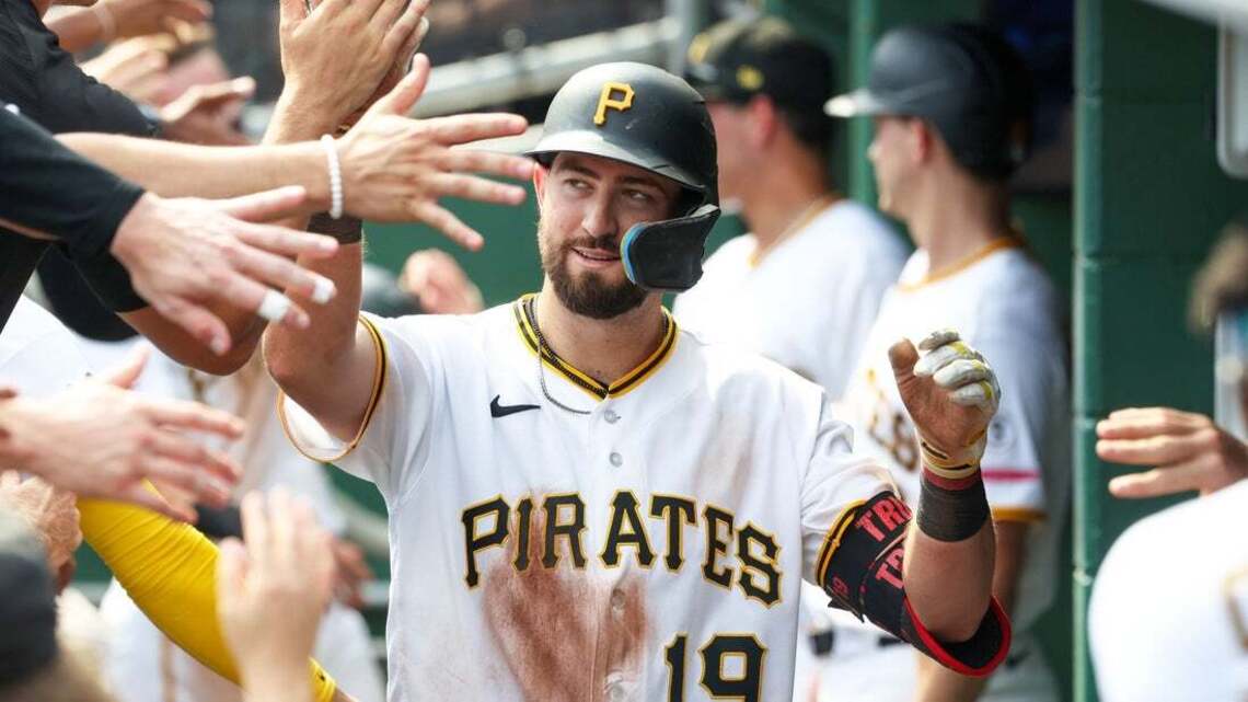 Pirates turn small-ball approach into 5-2 win over Giants 