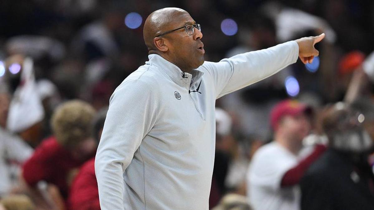  Mike Brown has the Knicks in the NBA Finals in his first year on the job | David Richard-Imagn Images 