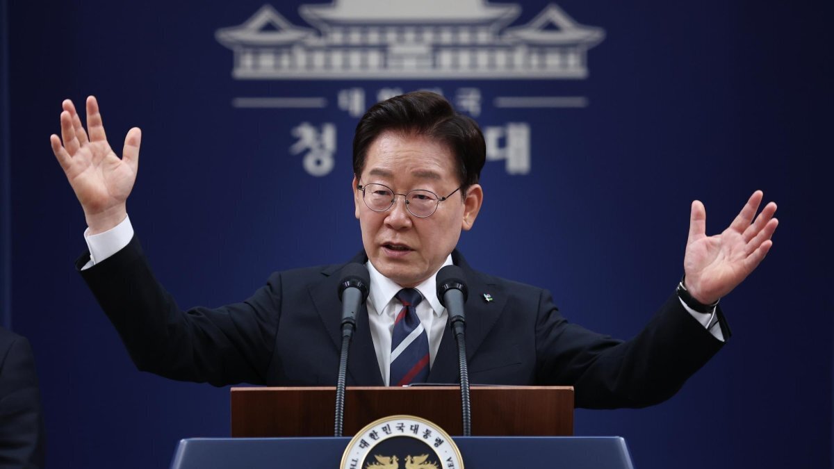 South Korean President Lee Jae Myung gives a press briefing on the results of his recent trip to Europe at Cheong Wa Dae in Seoul on Friday. Photo by Yonhap