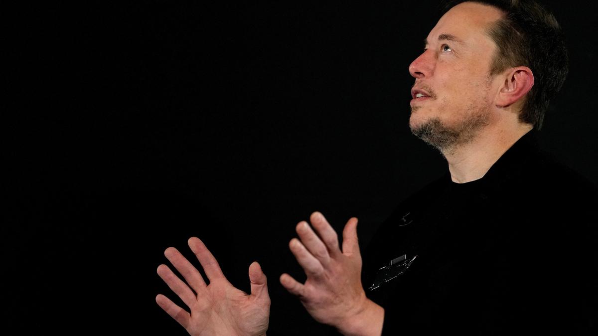 FILE PHOTO: Tesla and SpaceX's CEO Elon Musk reacts during an in-conversation event with British Prime Minister Rishi Sunak in London, Britain, November 2, 2023. Kirsty Wigglesworth/Pool via REUTERS/File Photo
