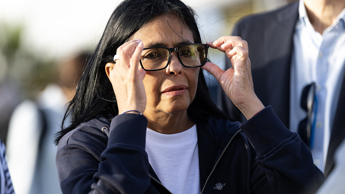Delcy Rodríguez demanda al empresario español que la acusa de entregarle un sobre de PDVSA