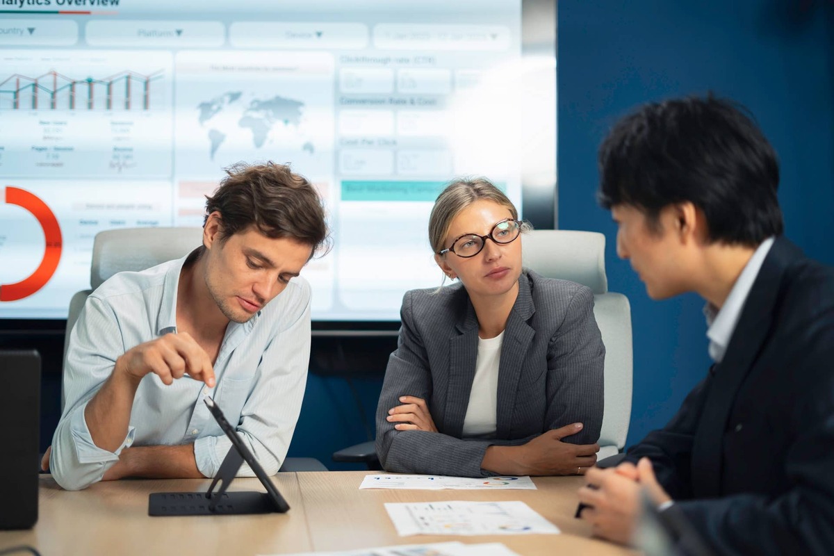  What took its place was behavioral edge, the ability to stay calm while everyone around you panics, and Housel's worry is that AI chatbots are eroding exactly that. Teera