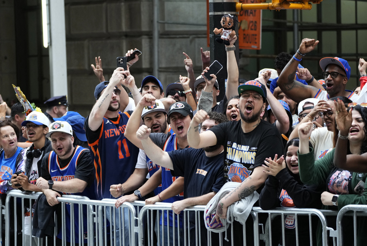 Basketball - NBA - New York Knicks Parade - New York City, New York, U.S. - June 18, 2026 New York Knicks fans ahead of the parade REUTERS/Eduardo Munoz
