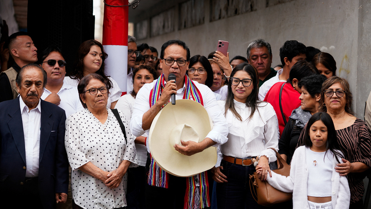 Left-wing presidential candidate Roberto Sanchez speaks to supporters next to his family members before casting his vote in a runoff election against conservative candidate Keiko Fujimori, in Huaral, Peru, June 7, 2026. REUTERS/Leslie Moreno