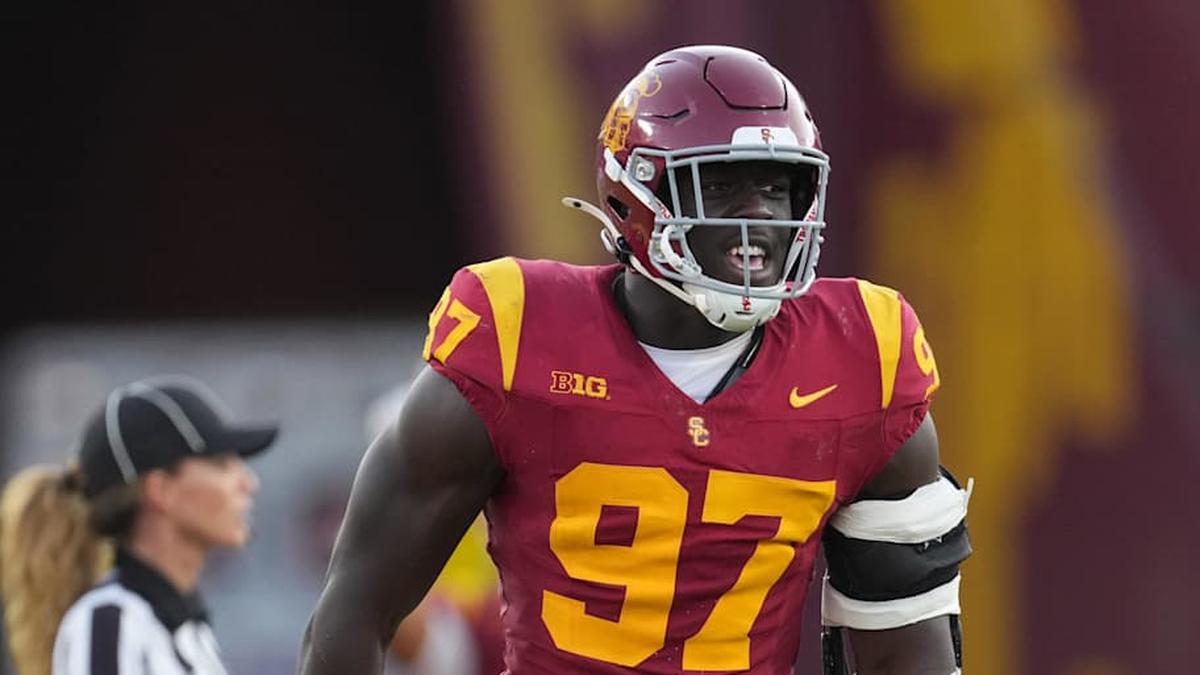  Aug 30, 2025; Los Angeles, California, USA; Southern California Trojans defensive tackle Jide Abasiri (97) celebrates after a sack as center judge referee Amanda Sauer watches against the Missouri State Bears in the second half at United Airlines Field at Los Angeles Memorial Coliseum. Mandatory Credit: Kirby Lee-Imagn Images | Kirby Lee-Imagn Images 