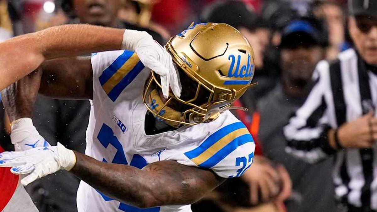  Ohio State Buckeyes tight end Max Klare (86) is shoved out of bounds by UCLA Bruins linebacker Isaiah Chisom (32) in the first half of the NCAA college football game at Ohio Stadium on Saturday, Nov. 15, 2025 in Columbus, Ohio. | Samantha Madar/Columbus Dispatch / USA TODAY NETWORK via Imagn Images 