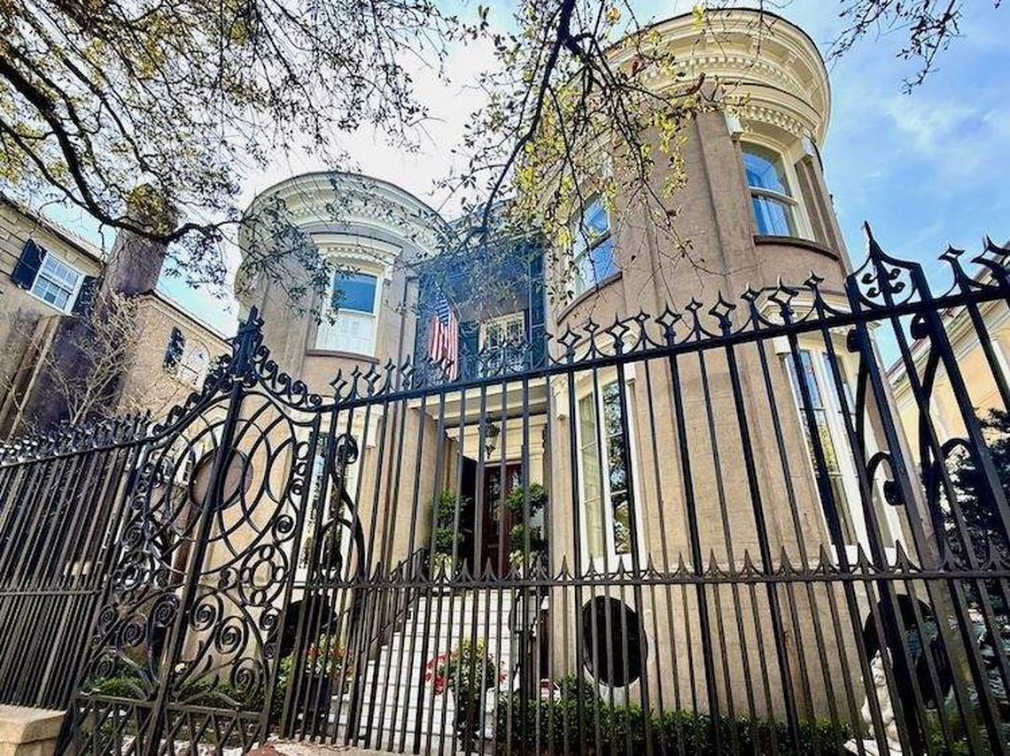  The James Simmons House, a stop on Charleston's Historic South of Broad Tour and former headquarters of General Beauregard. Photo credit: Sharon Kurtz 