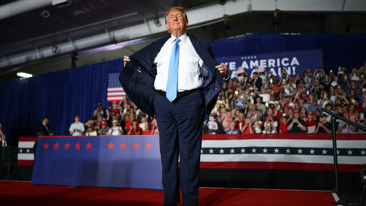 Trump's suit brand unintentionally revealed at Nebraska rally 