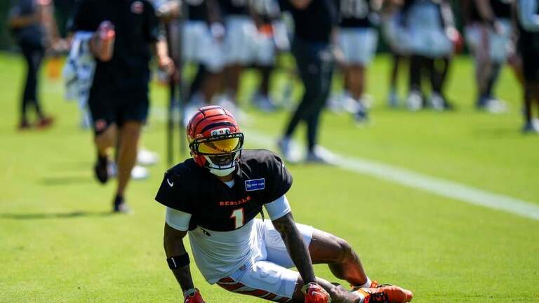 Bengals star wideout Chase sits out practice after knee issue