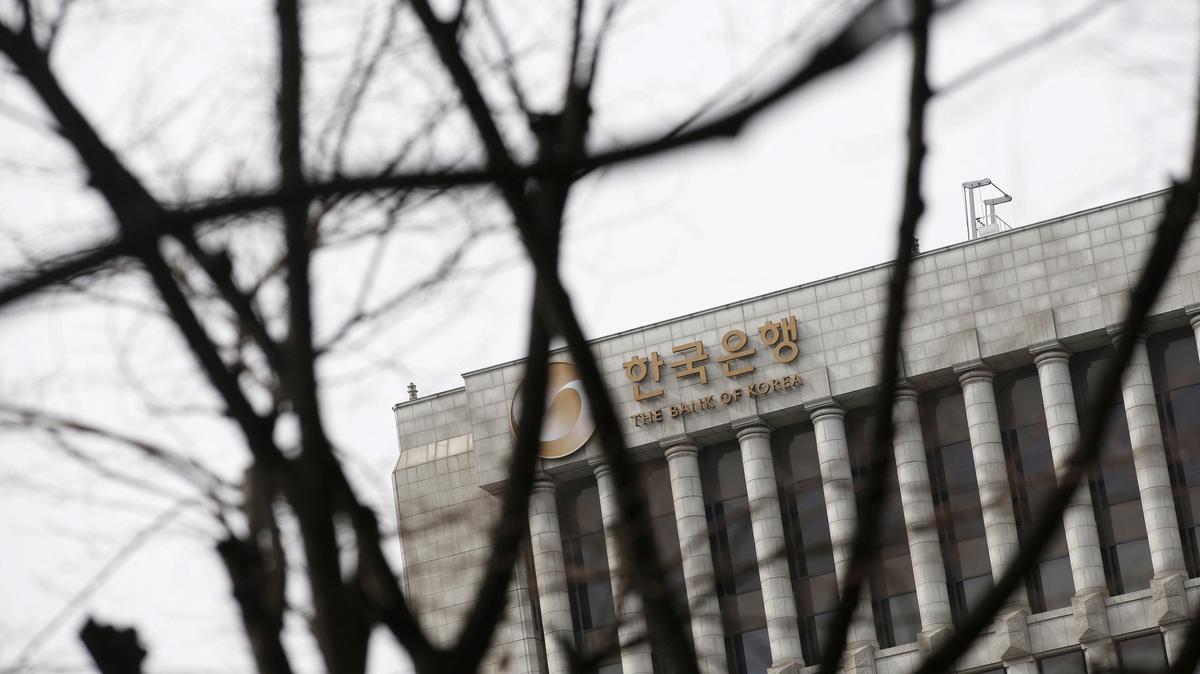 FILE PHOTO: The logo of the Bank of Korea is seen on the top of its building in Seoul, South Korea, March 8, 2016. Picture taken on March 8, 2016.  REUTERS/Kim Hong-Ji/File Photo
