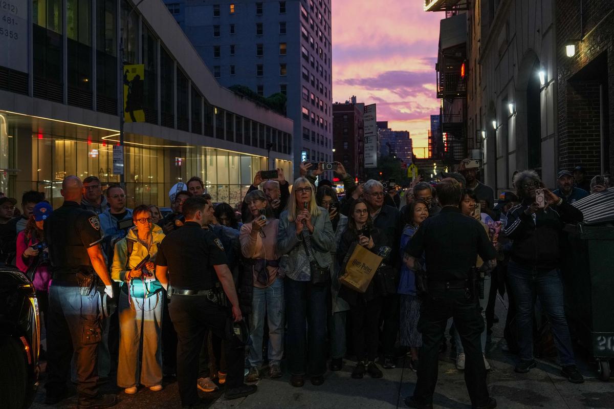 Crowds wait outside of the Ed Sullivan Theater where the last show of Stephen Colbert’s Late Show is filmed, in New York City, U.S., May 21, 2026. REUTERS/Adam Gray